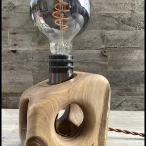 Industriële Edison lamp massief eikenhout en goudenregen sleutels: de Edison Beam met twee sleutels Atelier Xavier Leen
