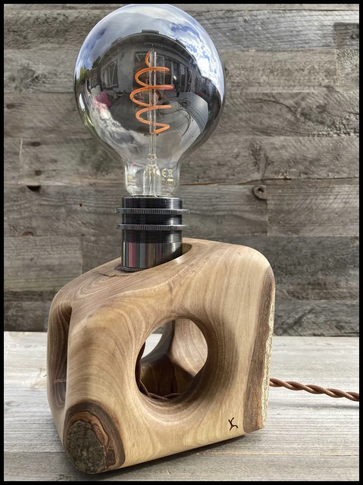 Industriële Edison lamp massief eikenhout en goudenregen sleutels: de Edison Beam met twee sleutels Atelier Xavier Leen