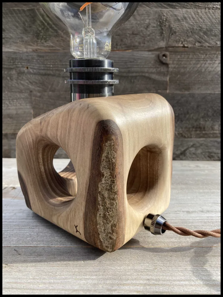 Industriële Edison lamp massief eikenhout en goudenregen sleutels: de Edison Beam met twee sleutels Atelier Xavier Leen