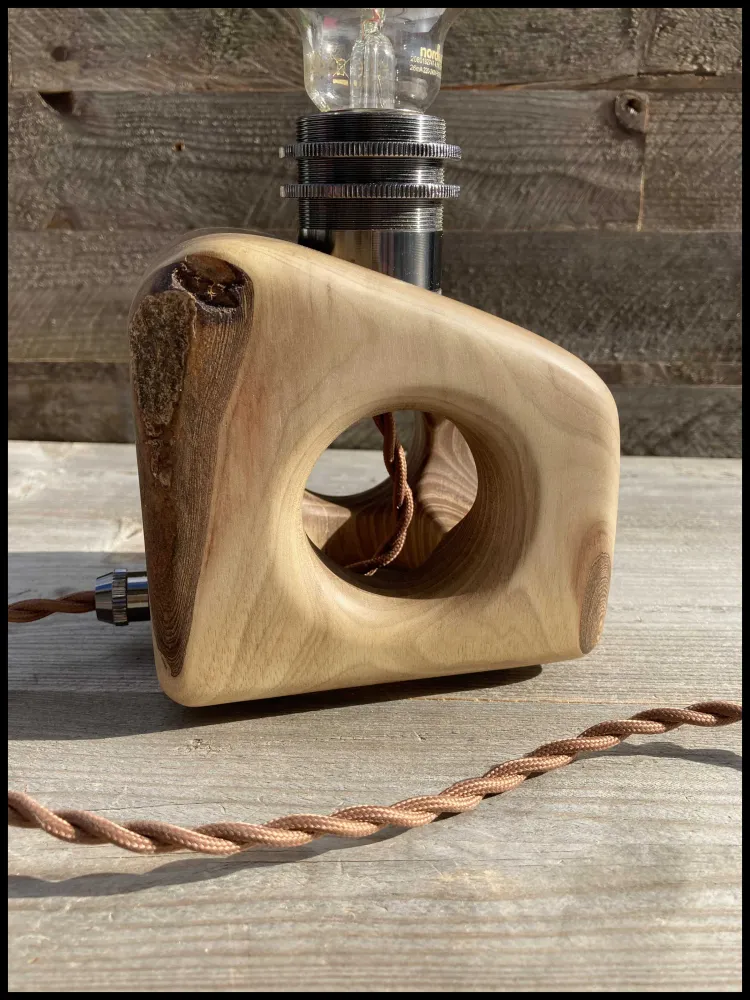 Industriële Edison lamp massief eikenhout en goudenregen sleutels: de Edison Beam met twee sleutels Atelier Xavier Leen