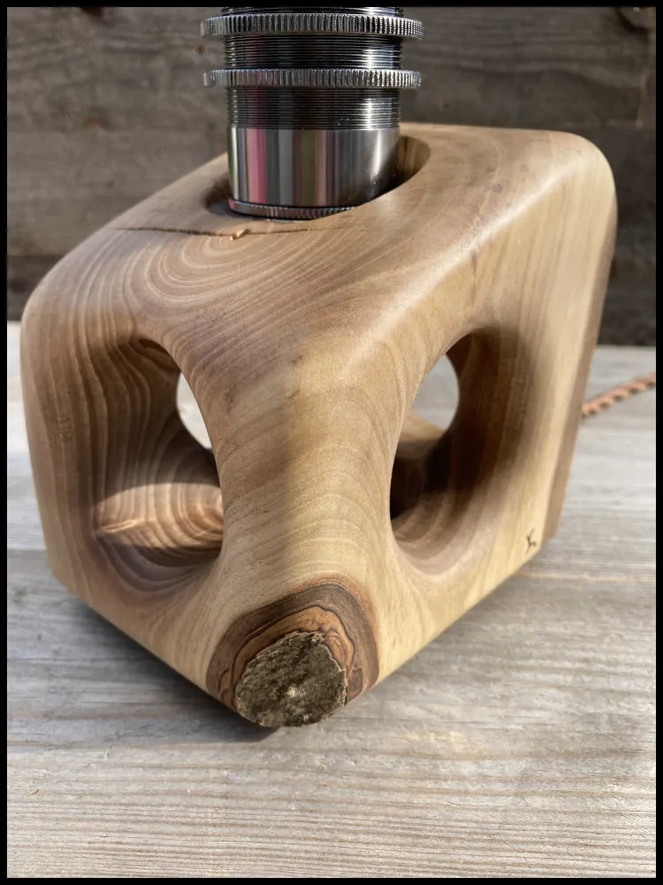 Industriële Edison lamp massief eikenhout en goudenregen sleutels: de Edison Beam met twee sleutels Atelier Xavier Leen