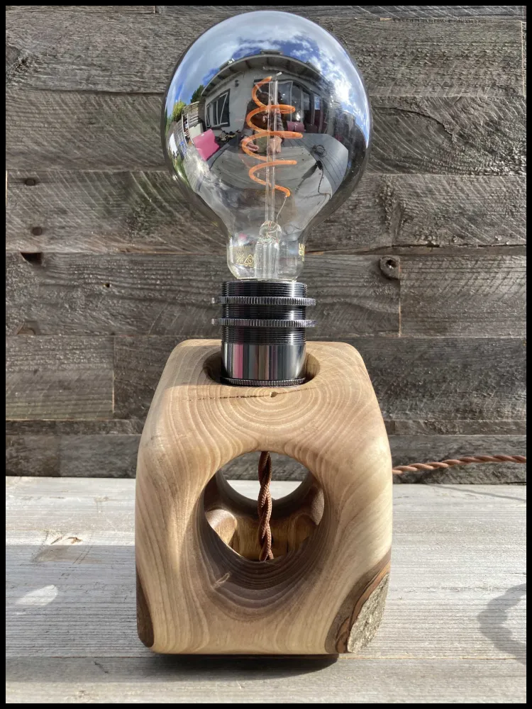 Industriële Edison lamp massief eikenhout en goudenregen sleutels: de Edison Beam met twee sleutels Atelier Xavier Leen