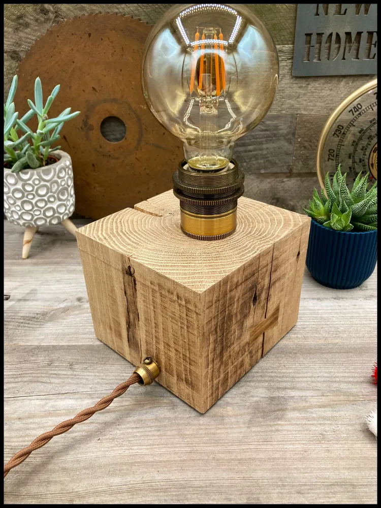 Industriële Edison lamp massief eikenhout en goudenregen sleutel: de Edison Beam met sleutel Atelier Xavier Leen