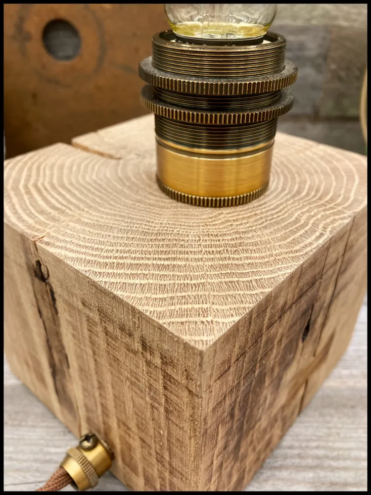 Industriële Edison lamp massief eikenhout en goudenregen sleutel: de Edison Beam met sleutel Atelier Xavier Leen