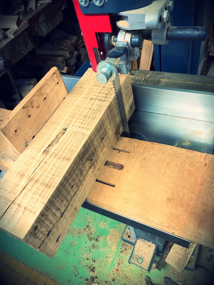 Industriële Edison lamp massief eikenhout en goudenregen sleutel: de Edison Beam met sleutel Atelier Xavier Leen