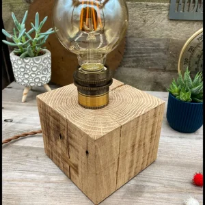 Industriële Edison lamp massief eikenhout en goudenregen sleutels: de Edison Beam met twee sleutels Atelier Xavier Leen