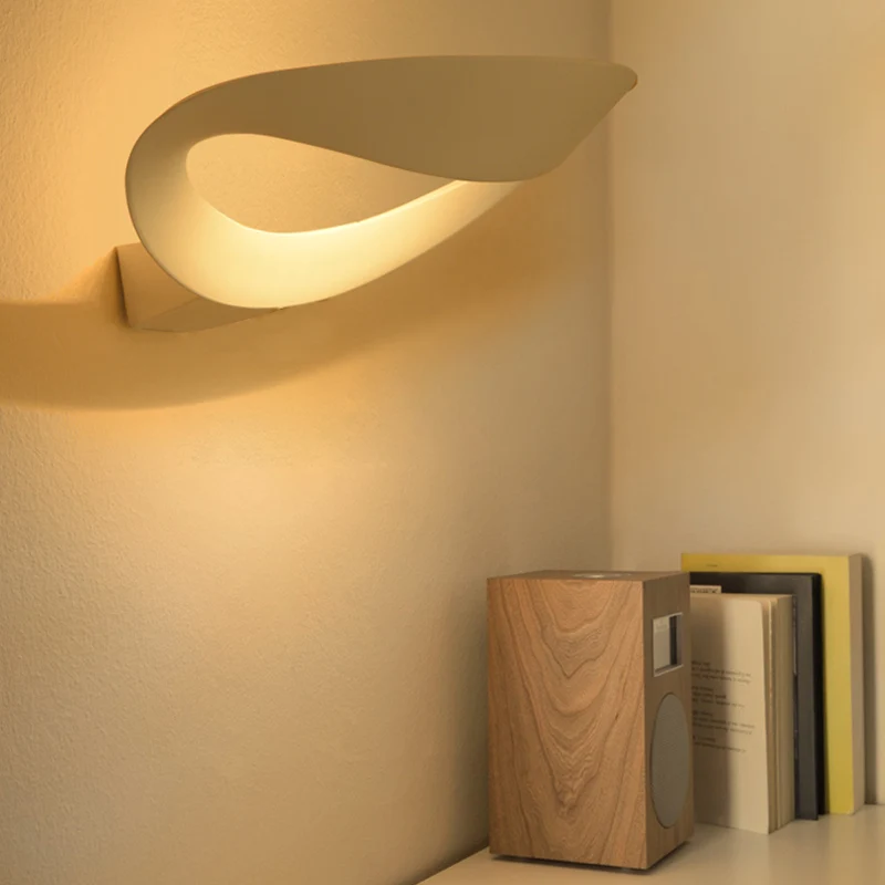 Black/White Curved Shade Wall Sconce Eigentijds Stylish Integrated LED Aluminum Wall Mounted Lamp Bedroom Black