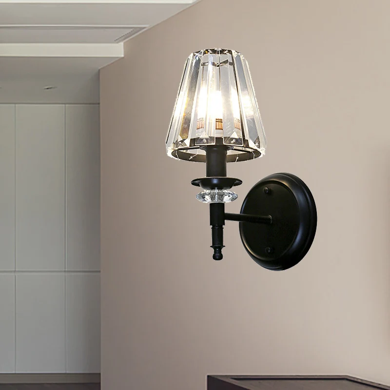 Heldere kristallen kegel wandmontage zwak eigentijdse stijl 1 lamp zwarte afwerking wandlamp voor slaapkamer