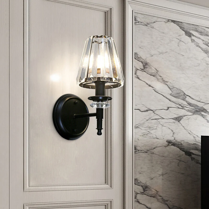 Heldere kristallen kegel wandmontage zwak eigentijdse stijl 1 lamp zwarte afwerking wandlamp voor slaapkamer
