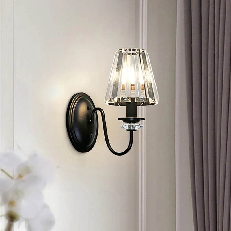 Heldere kristallen kegel wandmontage zwak eigentijdse stijl 1 lamp zwarte afwerking wandlamp voor slaapkamer
