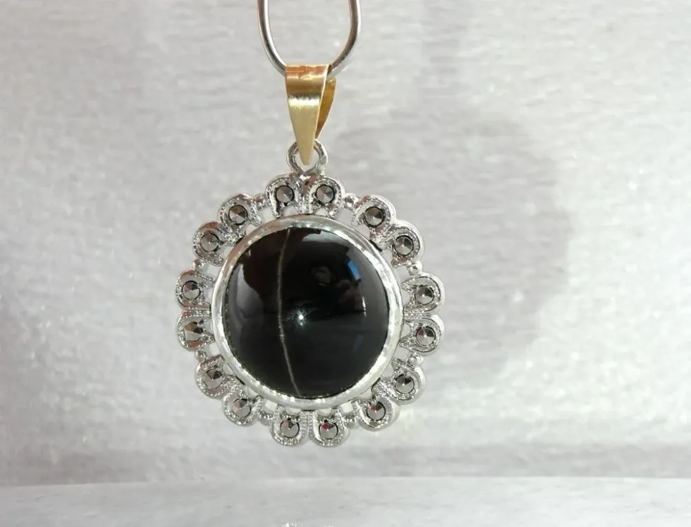 Staalgrijs and Gold Cat's Eye and Marcasite Pendant