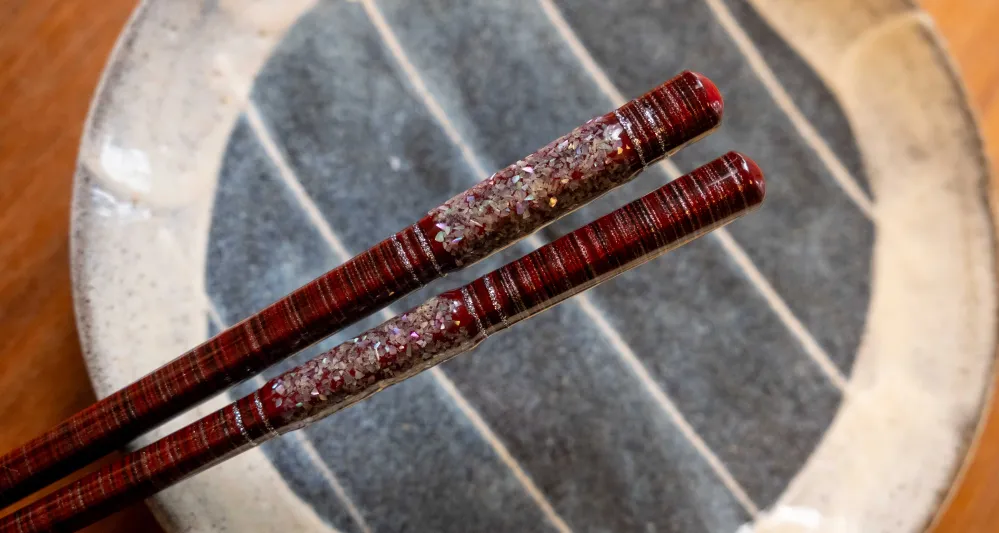 Kawai Chopsticks — Kaitsumugi Rood met Opbergmanden | Ademend Textiel