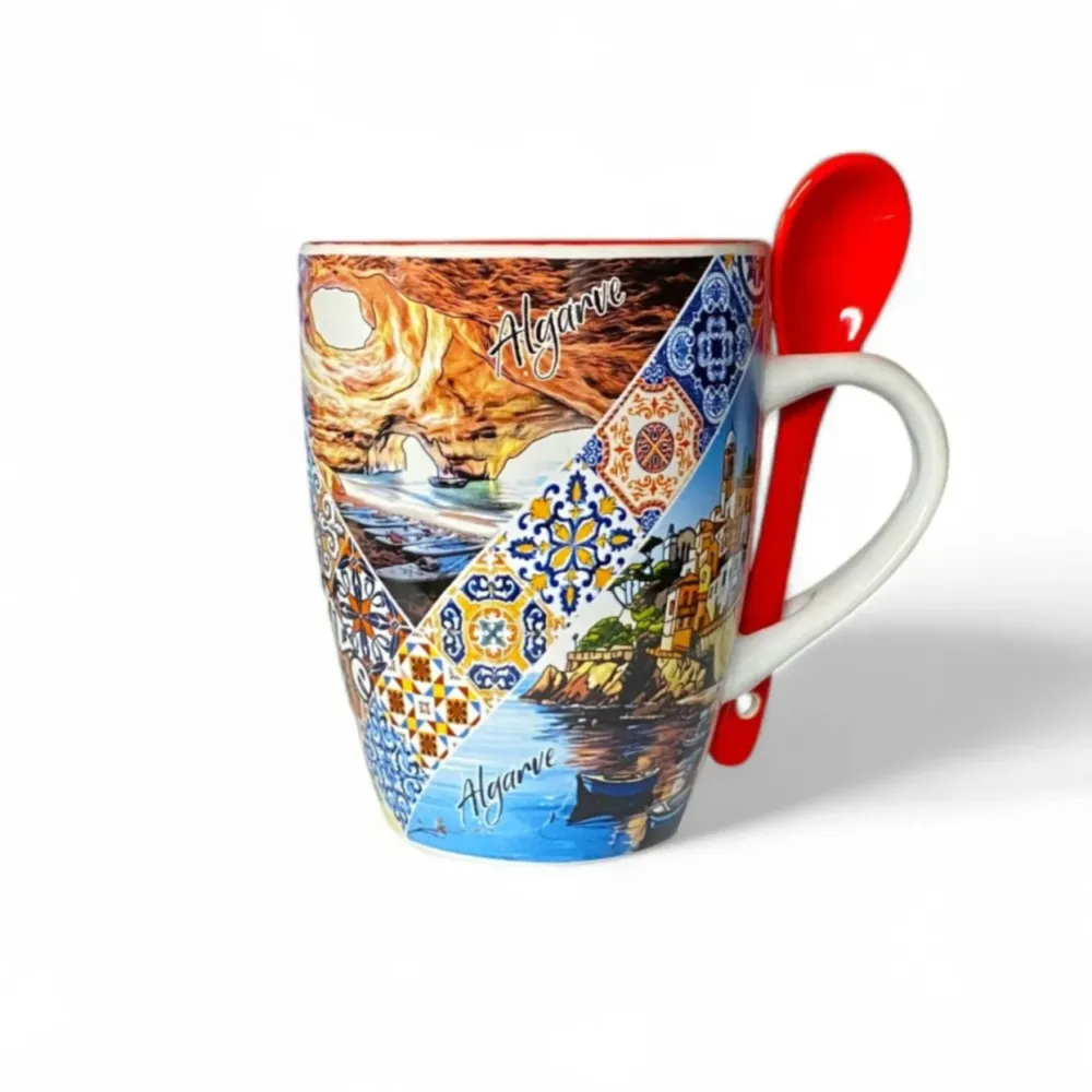 Algarve keramische Souvenirbeker met schilderachtige kustbezienswaardigheden, Azulejo tegelband en rode lepel – Cadeaudoos...