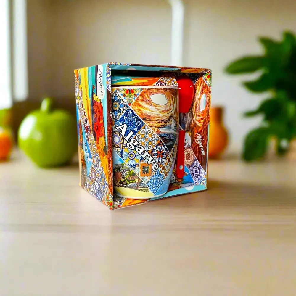 Algarve keramische Souvenirbeker met schilderachtige kustbezienswaardigheden, Azulejo tegelband en rode lepel – Cadeaudoos...