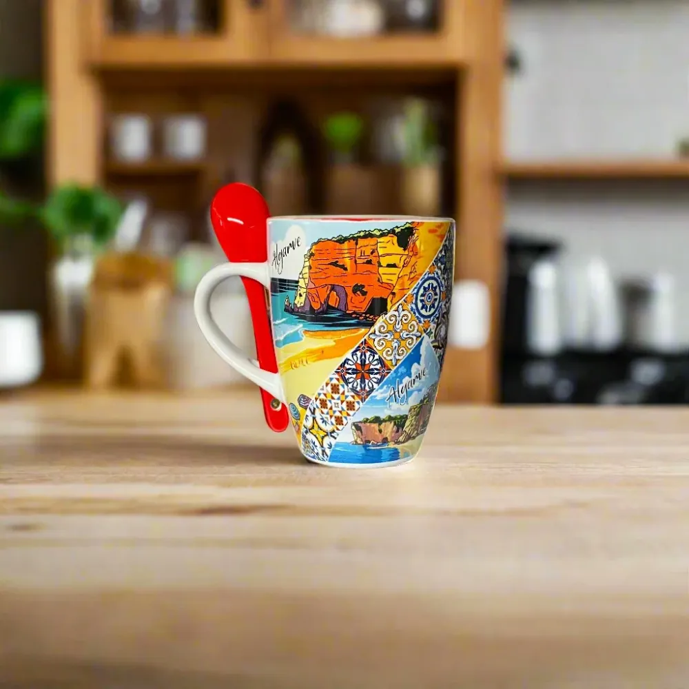 Algarve keramische Souvenirbeker met schilderachtige kustbezienswaardigheden, Azulejo tegelband en rode lepel – Cadeaudoos...