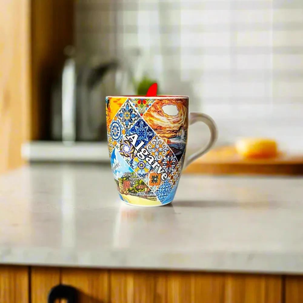 Algarve keramische Souvenirbeker met schilderachtige kustbezienswaardigheden, Azulejo tegelband en rode lepel – Cadeaudoos...