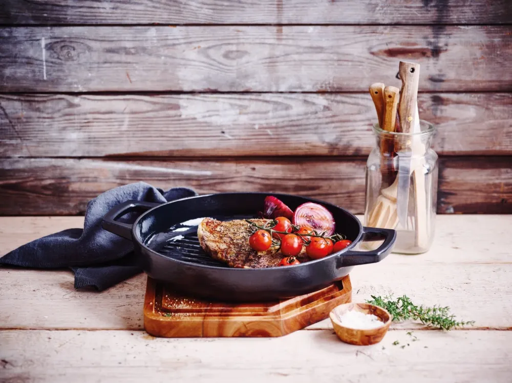 Alva Grillpan / Grillplaat Nori ø 28 cm + Gratis Leren Handvaten - geschikt voor alle warmtebronnen - geëmailleerde anti-a...