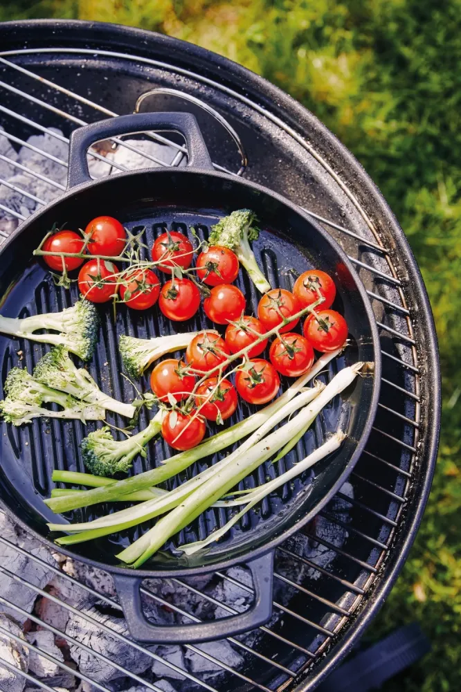 Alva Grillpan / Grillplaat Nori ø 28 cm + Gratis Leren Handvaten - geschikt voor alle warmtebronnen - geëmailleerde anti-a...