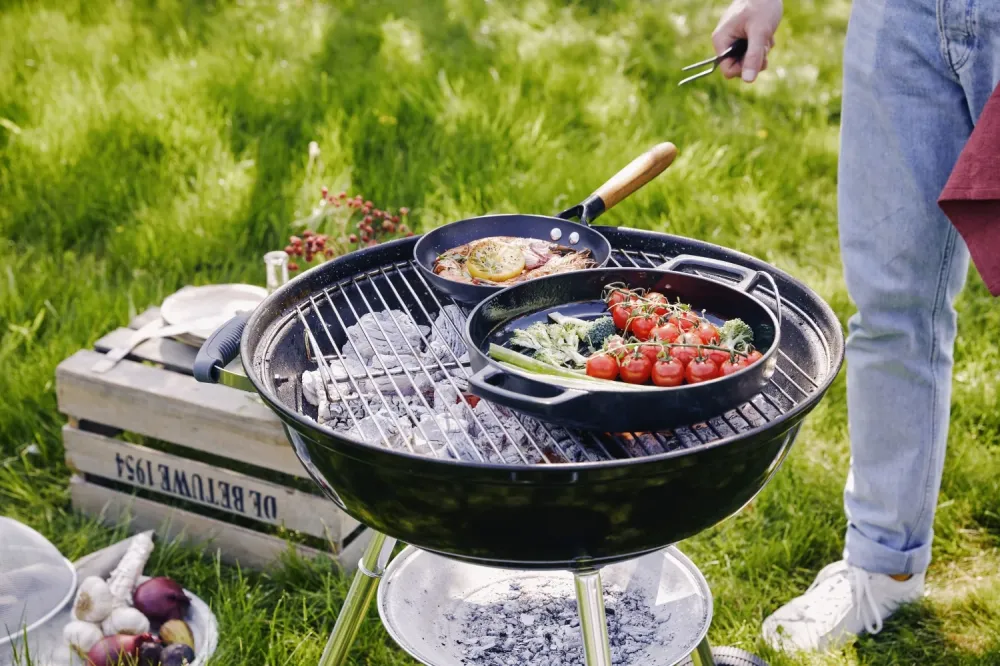 Alva Grillpan / Grillplaat Nori ø 28 cm + Gratis Leren Handvaten - geschikt voor alle warmtebronnen - geëmailleerde anti-a...