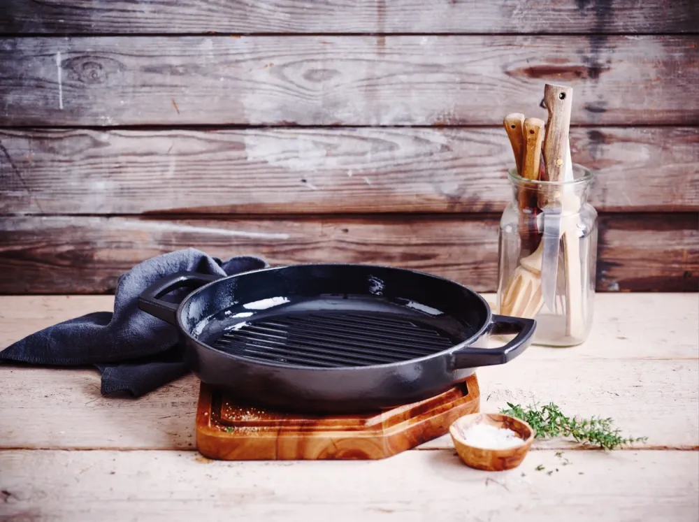 Alva Grillpan / Grillplaat Nori ø 28 cm + Gratis Leren Handvaten - geschikt voor alle warmtebronnen - geëmailleerde anti-a...