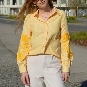 Gele blouse bloemen By Clara
