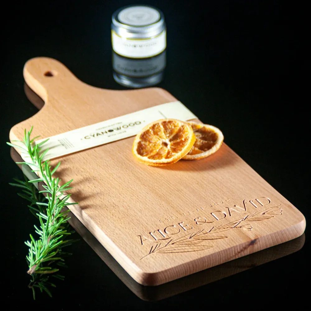 Charcuterieplank met beukenhout - gegraveerde namen bladtakken
