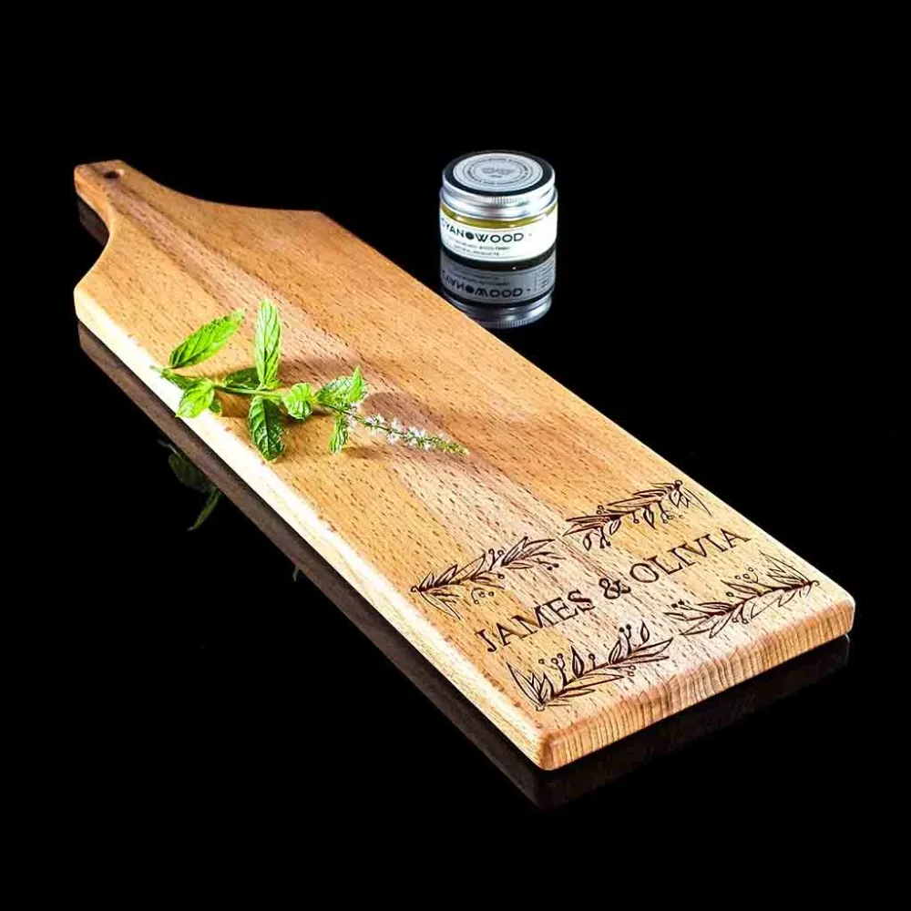 Charcuterieplank met beukenhout - Namen met krans gegraveerd