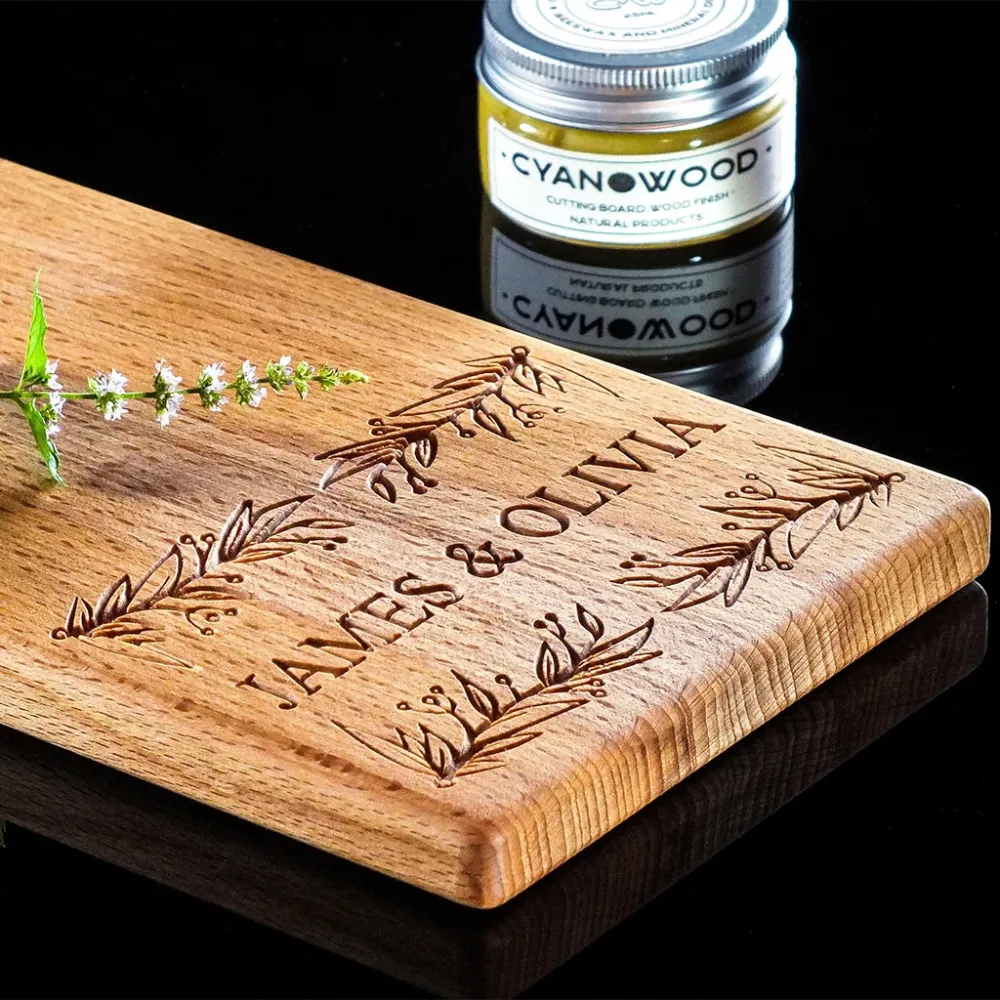 Charcuterieplank met beukenhout - Namen met krans gegraveerd