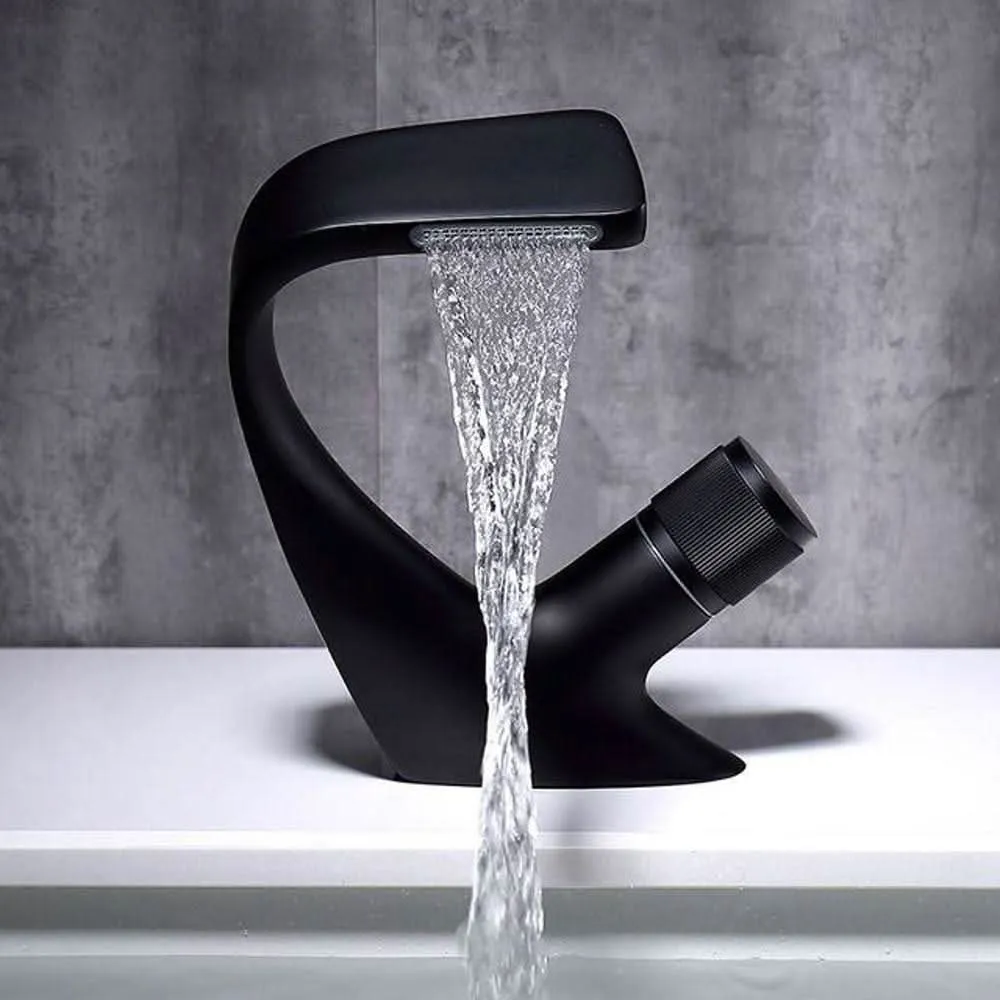 AQUACASCADE Wastafelkraan – Moderne waterval wastafelkraan van messing voor luxe badkamerontwerp Cozey Maison