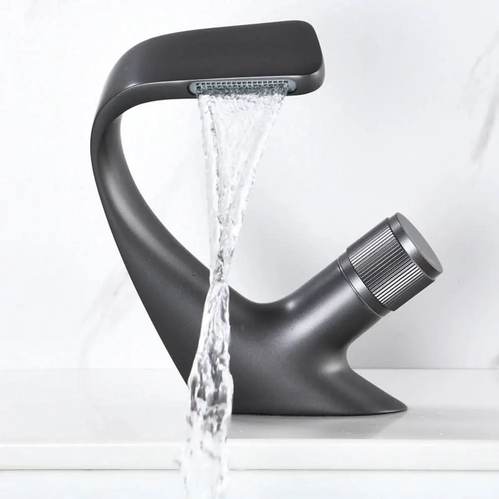 AQUACASCADE Wastafelkraan – Moderne waterval wastafelkraan van messing voor luxe badkamerontwerp Cozey Maison