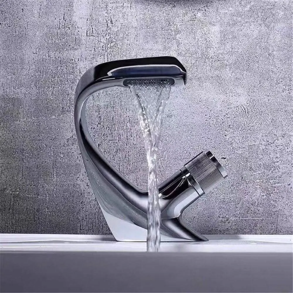 AQUACASCADE Wastafelkraan – Moderne waterval wastafelkraan van messing voor luxe badkamerontwerp Cozey Maison