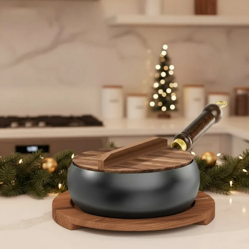FORGIRON – Handgesmede ijzeren pan met houten handvat en optioneel deksel (24/28 cm) Cozey Maison