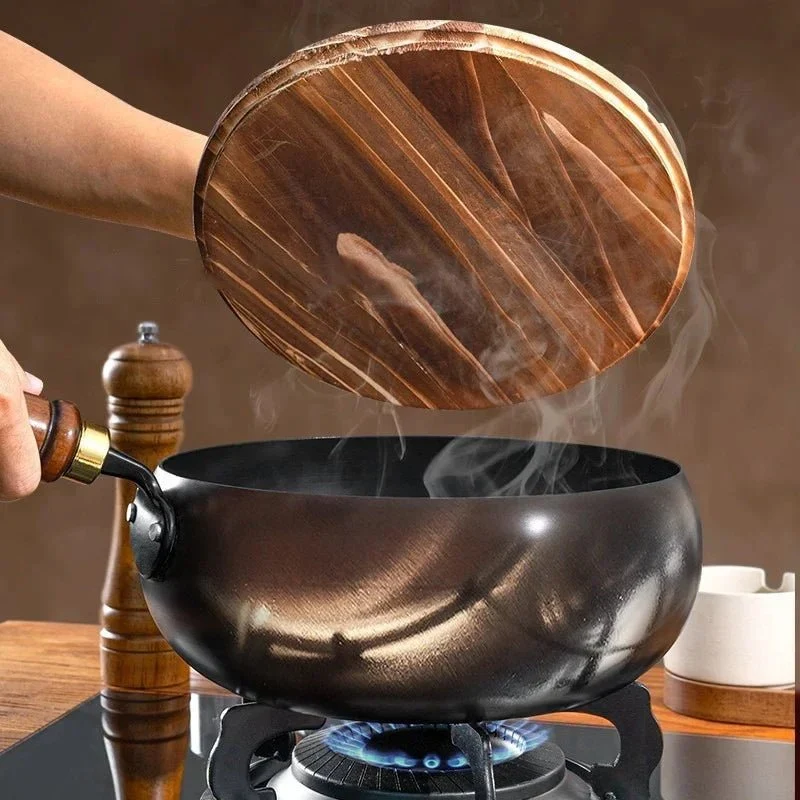 FORGIRON – Handgesmede ijzeren pan met houten handvat en optioneel deksel (24/28 cm) Cozey Maison