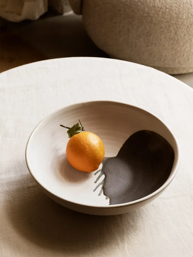 Omhu Bowl - Large - Off-White/Charcoal Ferm Living - COM