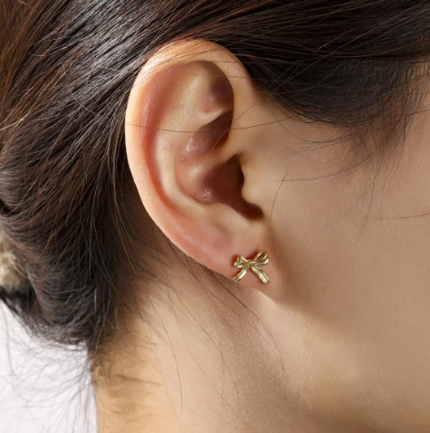 Oorbellen Bow stud goud Go Dutch Label