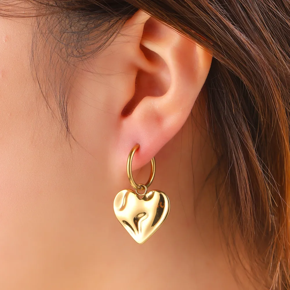 Oorbellen Wavy Heart Hoop goud Go Dutch Label