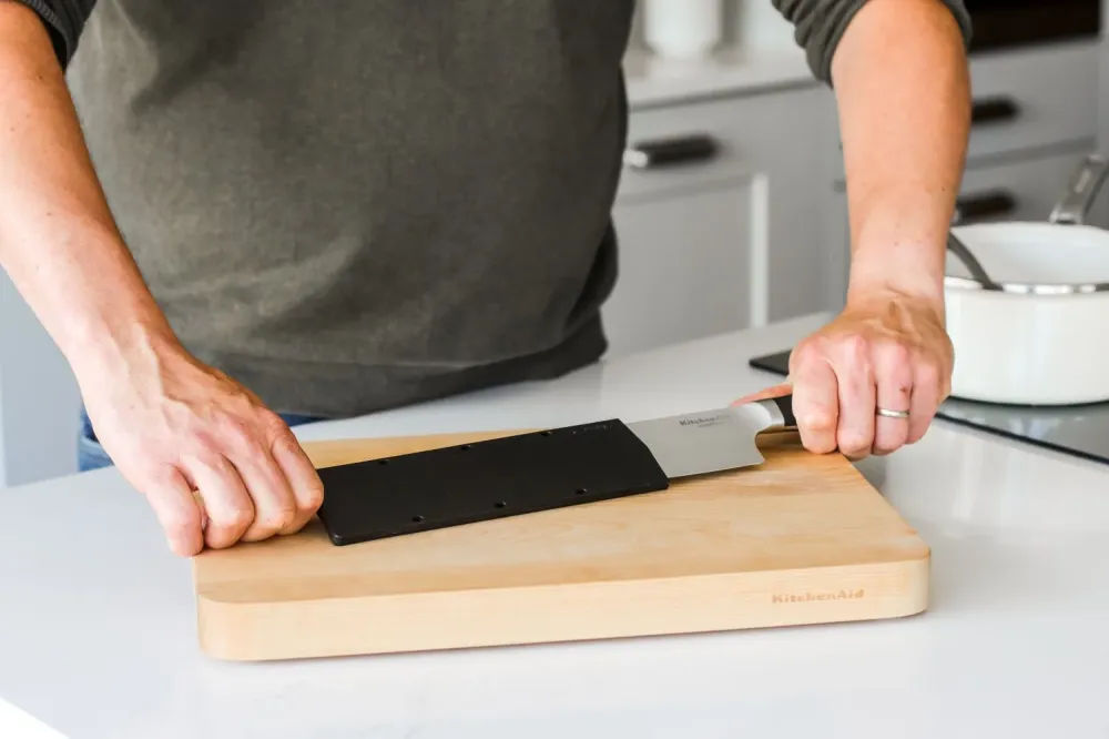KitchenAid Koksmes Gourmet 20 cm + Gratis mesbeschermer