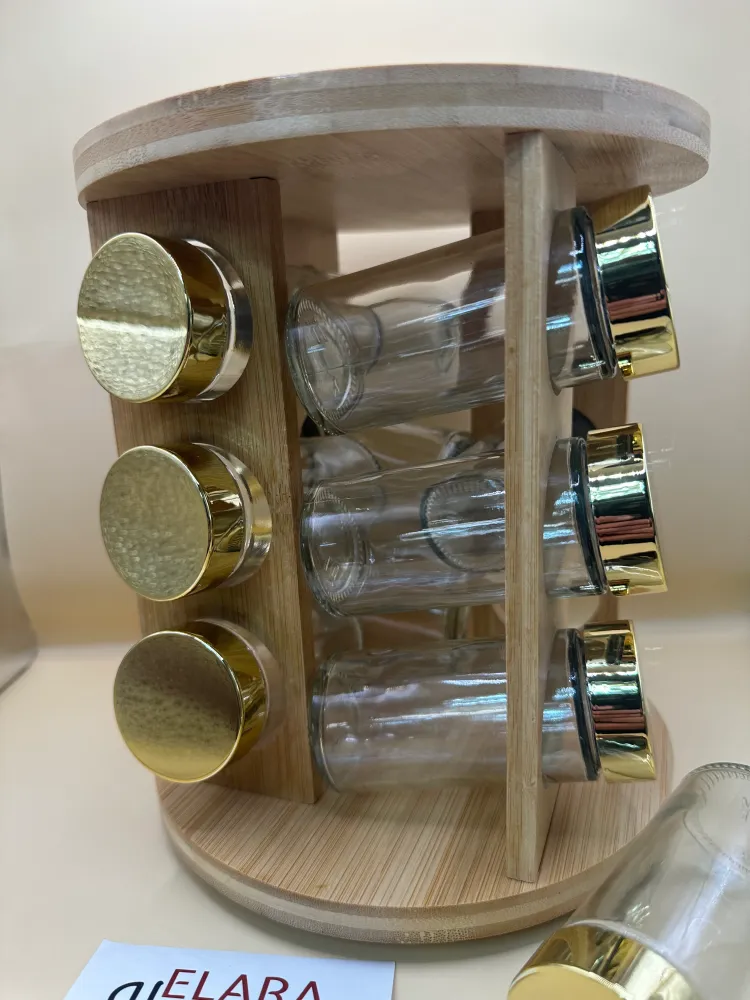 Kruidenset op 360° Draaiplateau – 12 Glazen Potjes met Gouden Deksel & Houten Standaard
