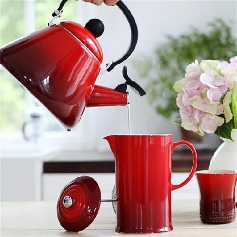Le Creuset Fluitketel "Kone" Kersenrood 1,6l