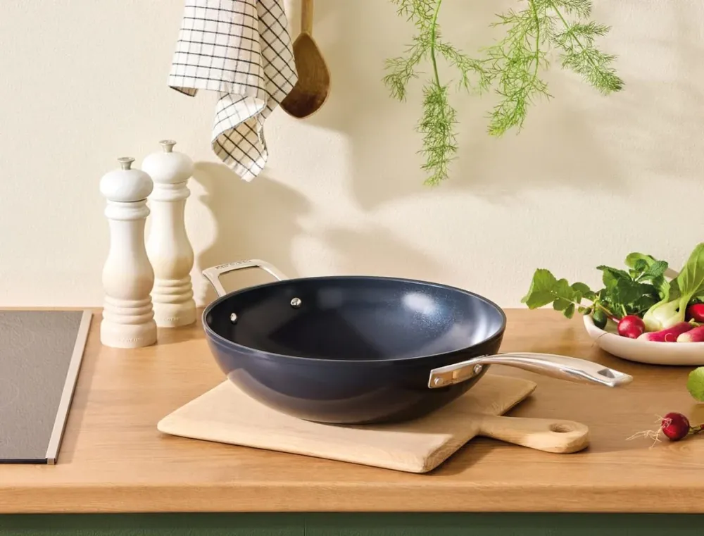 Le Creuset Wok met 2 Hulphandvaten 32cm 6,0l Zwart Keramisch