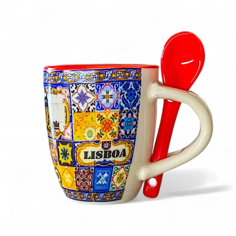 Lissabon Souvenir Espresso Kopje met Veelkleurig Azulejo Patroon, Historische Motieven en Rode Lepel – Cadeaudoos Inbegrepen