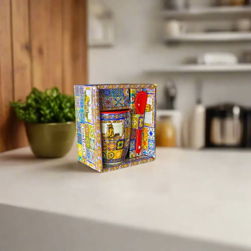 Lissabon Souvenir Espresso Kopje met Veelkleurig Azulejo Patroon, Historische Motieven en Rode Lepel – Cadeaudoos Inbegrepen