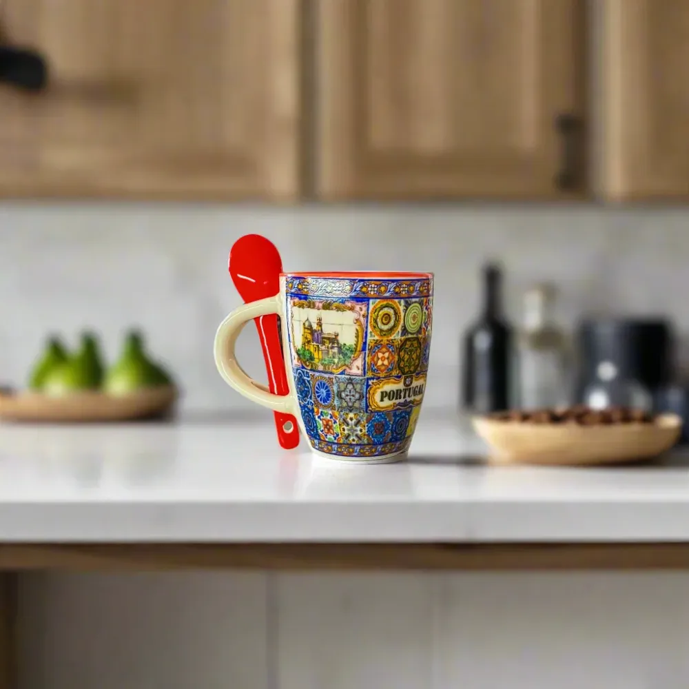 Lissabon Souvenir Espresso Kopje met Veelkleurig Azulejo Patroon, Historische Motieven en Rode Lepel – Cadeaudoos Inbegrepen