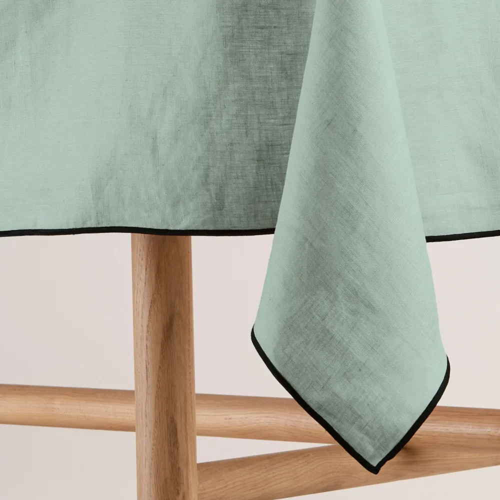 Madura Vierkant tafelkleed Carlina linde en zwarte hommel 170x170 cm