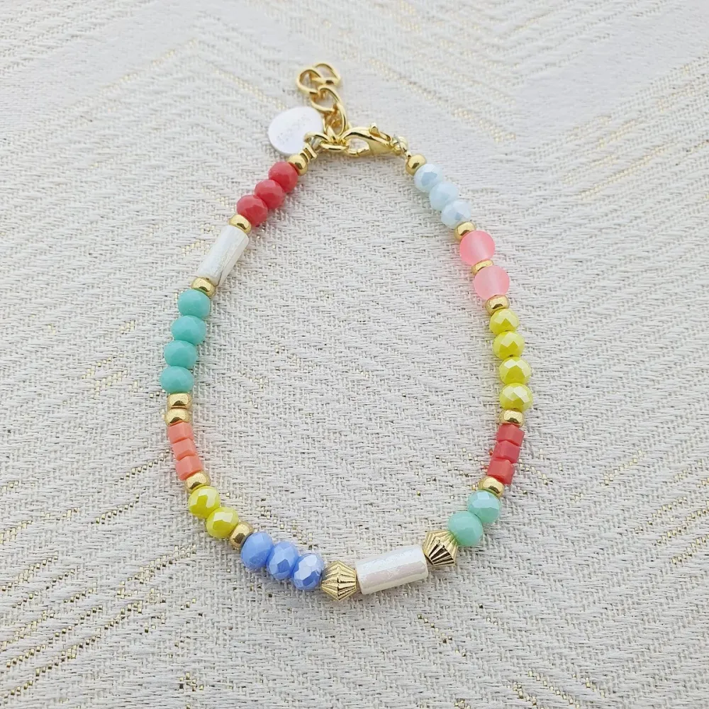 Mooi! Jewels armband met gekleurde facetkraaltjes en schelp tubes
