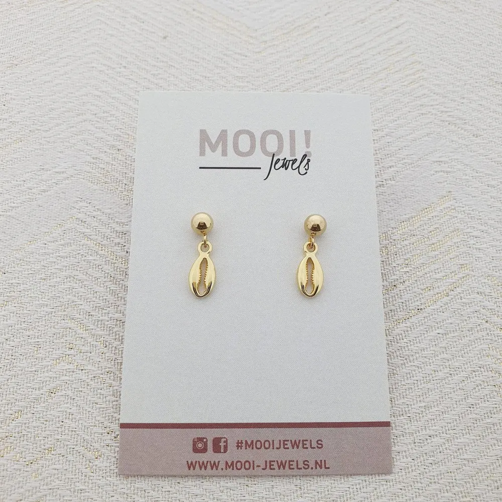 MOOI! Jewels oorknopjes met een schelpje