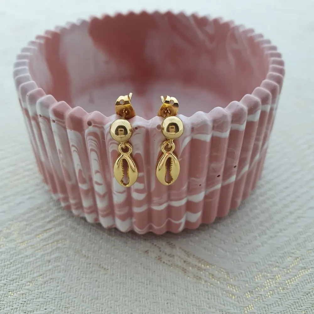 MOOI! Jewels oorknopjes met een schelpje
