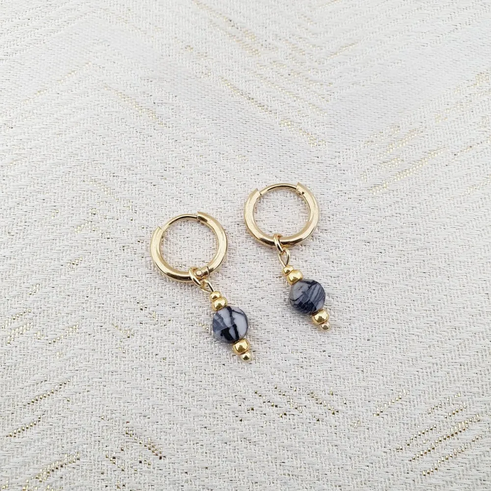 Mooi! Jewels oorringen met ronde natuursteen grijs/zwart goud