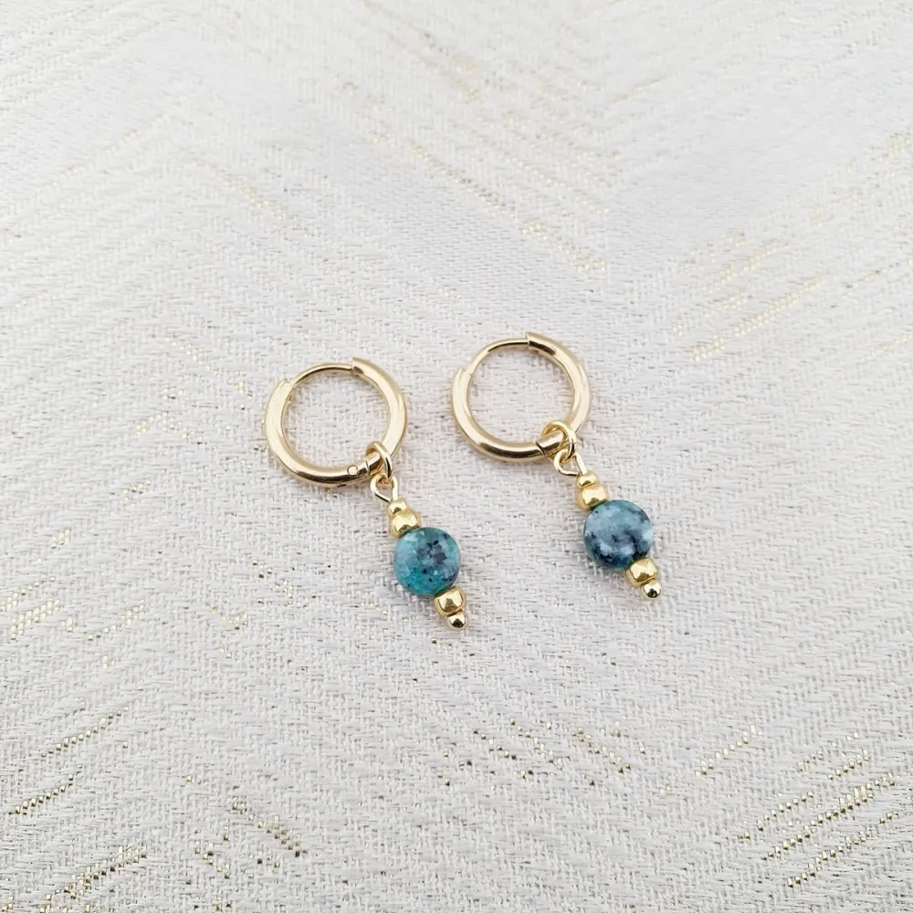 Mooi! Jewels oorringen met ronde natuursteen blauw goud