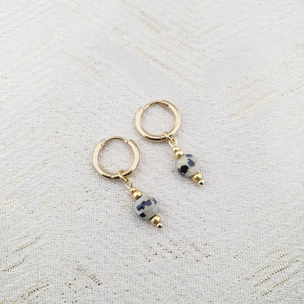 Mooi! Jewels oorringen met ronde natuursteen bruin/zwart goud